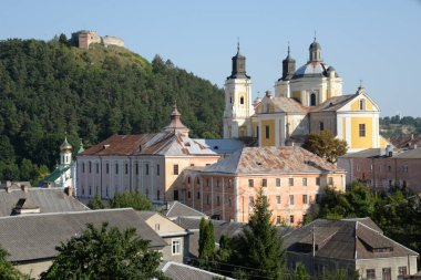 Eski kasabanın tarihi kısmı. Ukrayna köyünde ahşap bir ev. Ormanın kıyısındaki köy. Eski harap ev