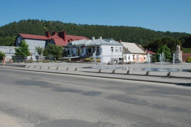 Eski kasabanın küçük bir caddesi. Eski şehrin tarihi kısmı. Eski kasabanın tarihi merkezi. Eski, yerleşim yeri, köy evi. Eski kasabanın kenar mahalleleri.