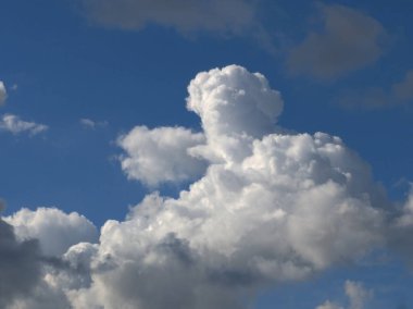 Mavi gökyüzünde beyaz bulut 