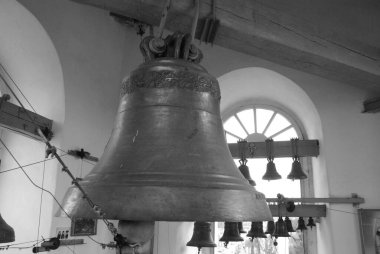 Kilise demir çanlar yaptı