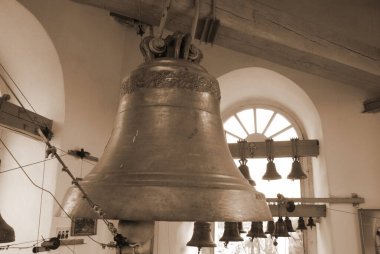 Kilise demir çanlar yaptı