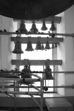 Kilise demir çanlar yaptı