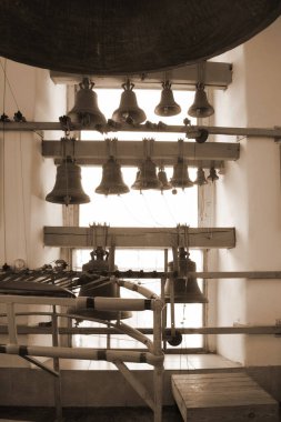 Kilise demir çanlar yaptı