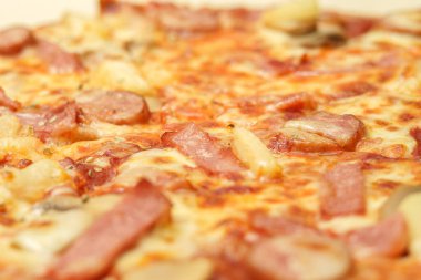 Lezzetli pizza kutusunun üstüne kapatılmış.