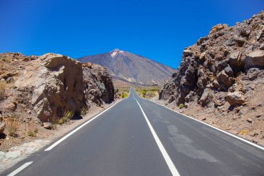 Güzel volkan Teide yol ile görünümünü
