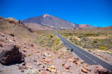 Güzel volkan Teide yol ile görünümünü