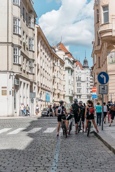 Ciclistas en la calle en Praga — Foto de Stock