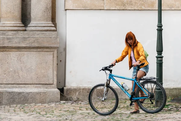 Frau mit Fahrrad in der Straße von Prag — Stockfoto