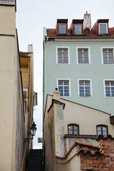 Edificios residenciales antiguos en el distrito Mala Strana de Praga — Foto de Stock