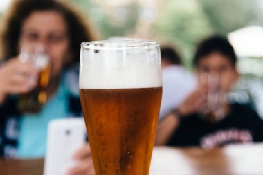 Bardak bira lager bira aile karşı serinletici yakın çubuk