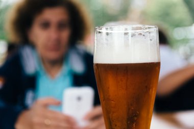 Bardak bira lager bira aile karşı serinletici yakın çubuk