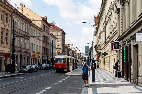 Tranvía rojo en la calle de Praga — Foto de Stock