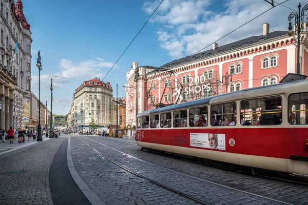 Tranvía rojo en la calle de Praga — Foto de Stock