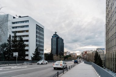 Bulutlu gökyüzü karşı Madrid finansal bölgesinin görünümü
