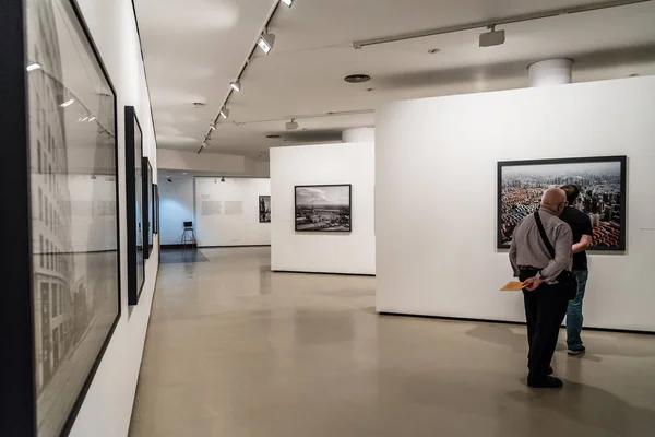 Άνθρωποι σε έκθεση φωτογραφίας — Φωτογραφία Αρχείου