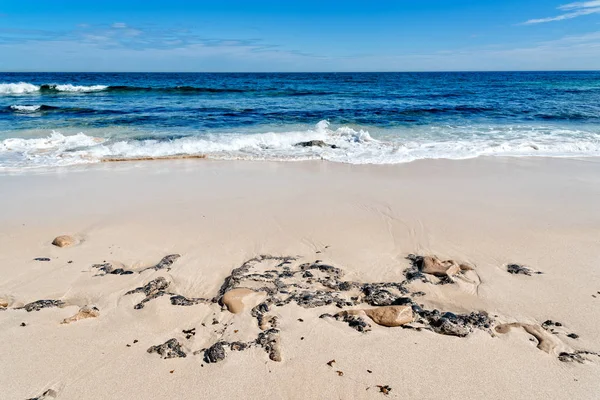 Vista panoramica della spiaggia sabbiosa e del mare contro il cielo blu — Foto Stock