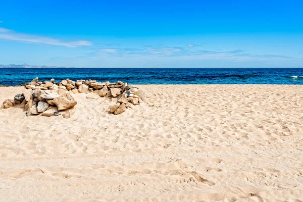 Vista panorâmica da praia de areia e do mar contra o céu azul — Fotografia de Stock