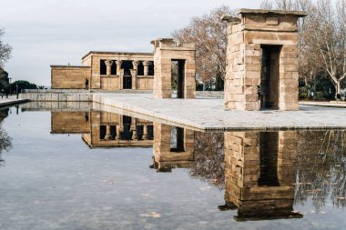 Gökyüzü karşı Debod Tapınağı