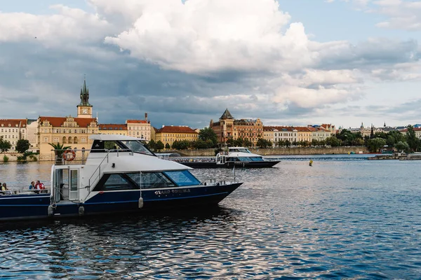 Cityscape karşı Prag'da turistik tekneler — Stok fotoğraf