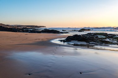 Deniz gökyüzü günbatımı sırasında karşı doğal görünümü