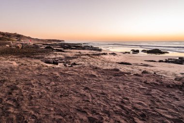 Deniz gökyüzü günbatımı sırasında karşı doğal görünümü