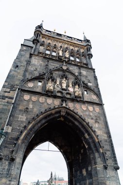 Eski Şehir Köprüsü Kulesi Prag'daki Charles Bridge uygulamasında