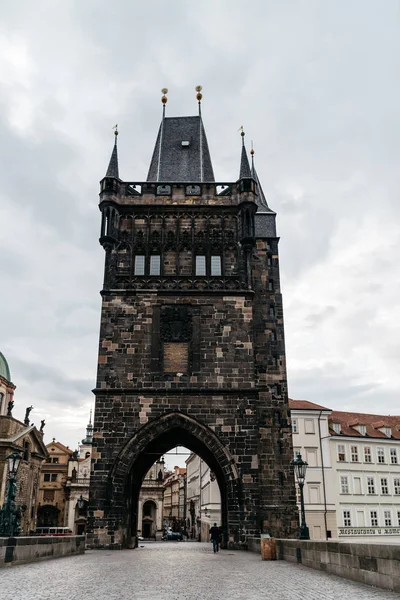 Eski Şehir Köprüsü Kulesi Prag'daki Charles Bridge uygulamasında — Stok fotoğraf