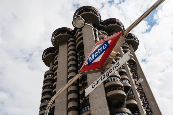 Vista de bajo ángulo del icónico rascacielos residencial de los años 60 en Madrid. T —  Fotos de Stock