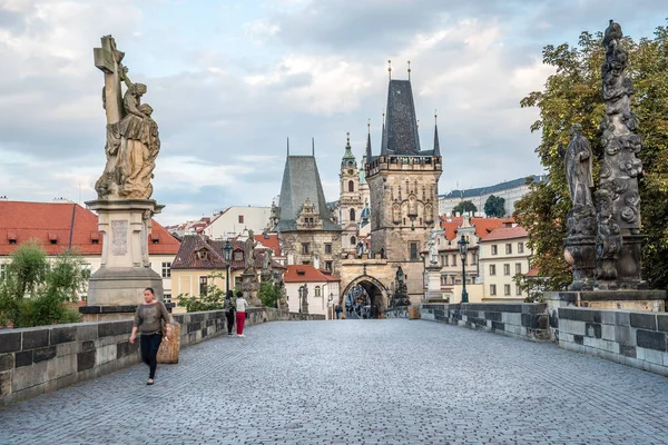 Charles Bridge with people against Prague Castle and sky — Stock Photo, Image
