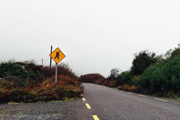 Дорожный знак в дикой Атлантике — стоковое фото
