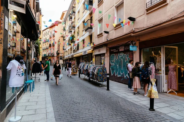 Weergave van rommelmarkt in Lavapies wijk in Madrid — Stockfoto