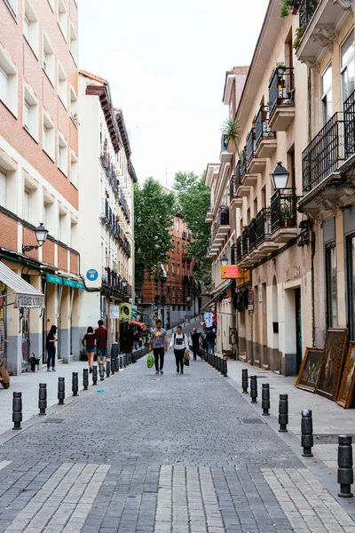 Vista del mercadillo en el barrio de Lavapies de Madrid — Foto de Stock