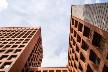 Akılcı tuğla bina Madrid'de düşük açılı görünüş