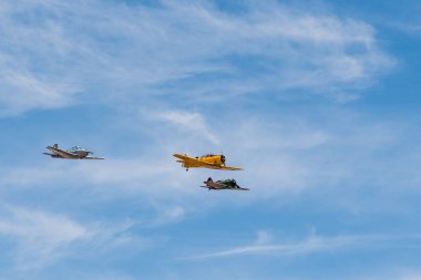 Üç eski çift kanatlı uçak oluşumu uçan hava gösterisi sırasında