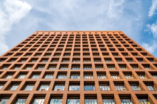 Nízký úhel pohledu racionalistický cihlové budovy v Madridu — Stock fotografie