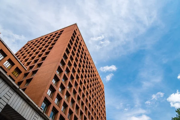 Nízký úhel pohledu racionalistický cihlové budovy v Madridu — Stock fotografie