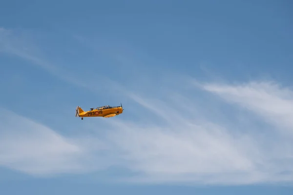 Aeronave norte-americana T-6 Texan DUN durante show aéreo — Fotografia de Stock