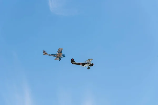 Formatie vliegen van twee oude dubbeldekker-vliegtuigen tijdens airshow — Stockfoto