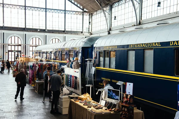 Блошиный рынок Мадридского железнодорожного музея — стоковое фото