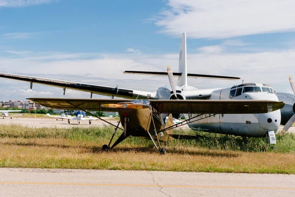 Piper L-14 ordu Cruiser uçak hava gösterisi sırasında — Stok fotoğraf