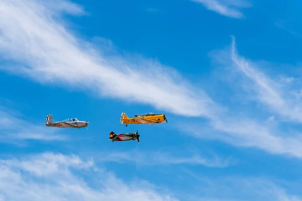 Formação voando de três aviões biplanos velhos durante show aéreo — Fotografia de Stock