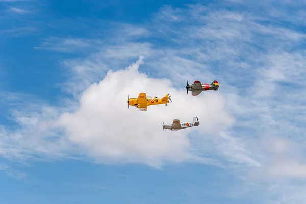 Formatie vliegen van drie oude dubbeldekker-vliegtuigen tijdens airshow — Stockfoto