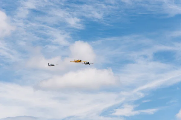 Formatie vliegen van drie oude dubbeldekker-vliegtuigen tijdens airshow — Stockfoto