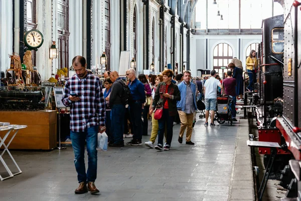 Mercado de pulgas en el Museo del Ferrocarril de Madrid — Foto de Stock