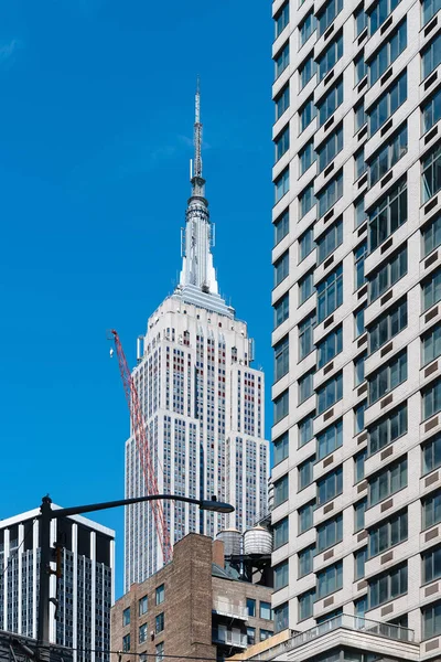 Vista de bajo ángulo de los edificios contra el cielo en el centro de Manhattan —  Fotos de Stock