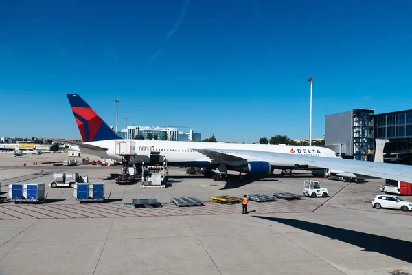 Aviones en pista de aterrizaje del Aeropuerto de Barajas —  Fotos de Stock
