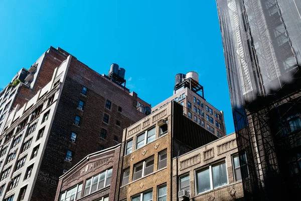 Vista a basso angolo di vecchi edifici e torri d'acqua a New York Cit — Foto Stock