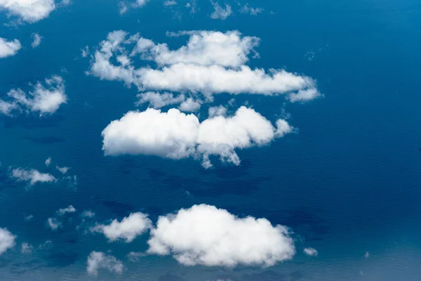바다에 대 한 비행기 창 통해 cloudscape의 항공 보기 — 스톡 사진