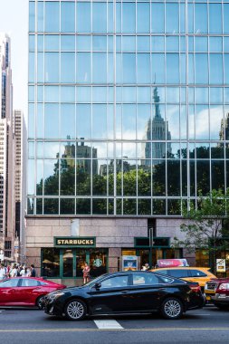 New York'taki Bryant Park'ta köşesindeki sokak sahne