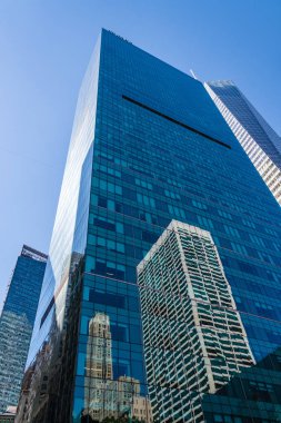 Modern ofis binaları yeni Yor gökyüzünde karşı düşük açılı görünümü